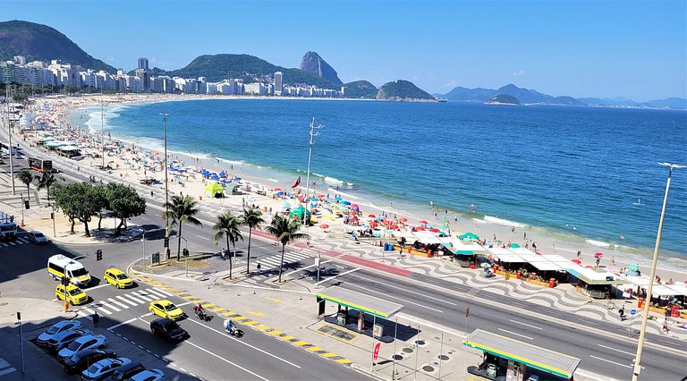 Edificio histórico con vistas al mar de Copacabana