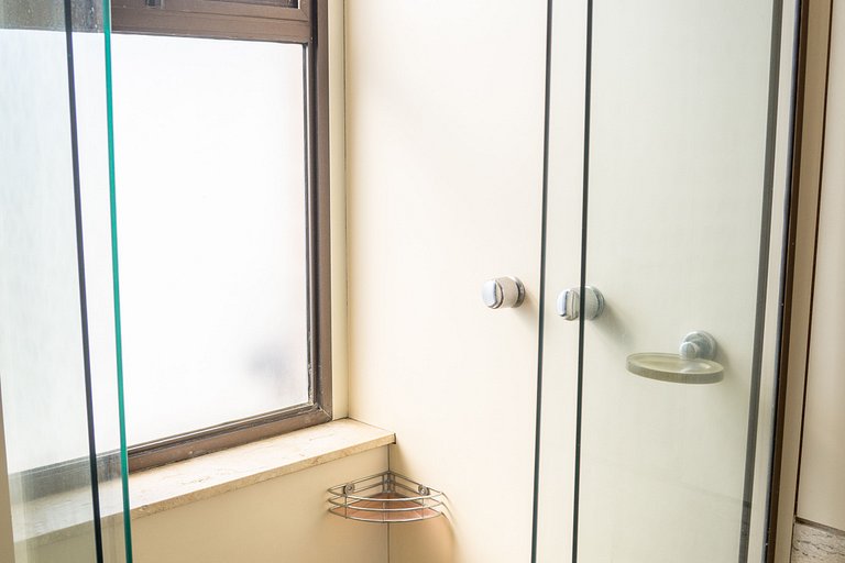 Apto com serviços e vista ao mar, Lagoa e Cristo