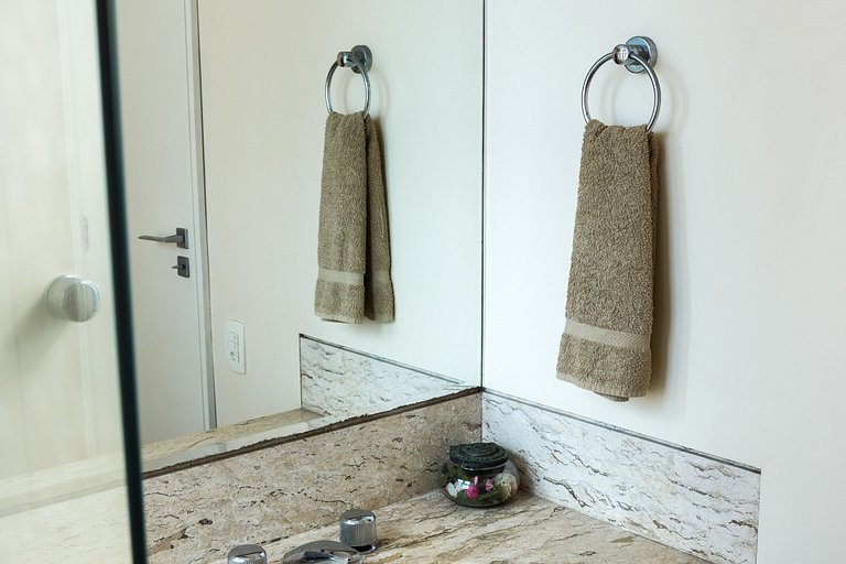 Apto con servicios, vista al mar y al Cristo