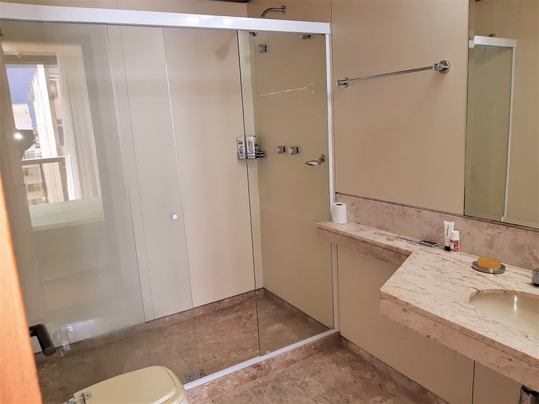 Apartamento com serviços e vista mar