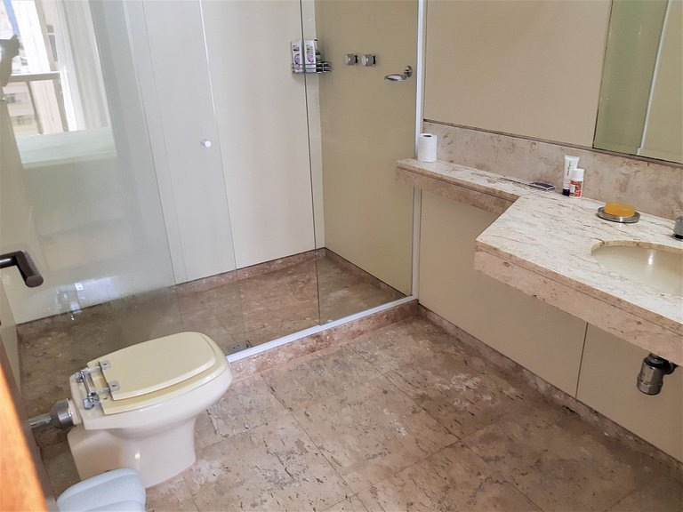 Apartamento com serviços e vista mar