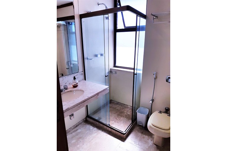 Apartamento com serviços e vista mar