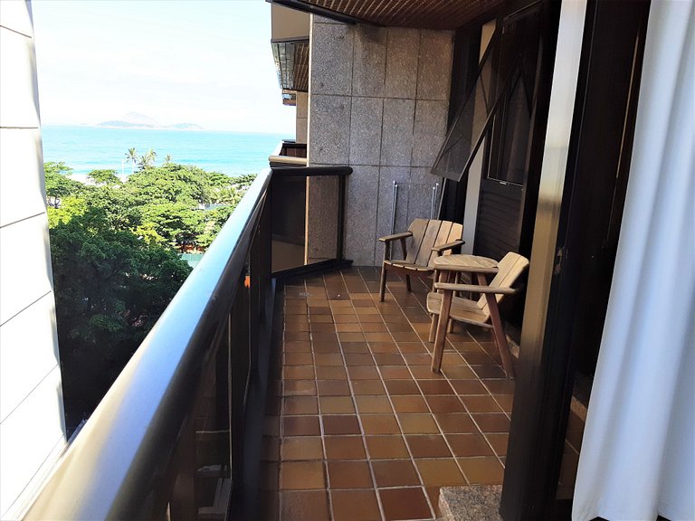 Apartamento com serviços e vista mar