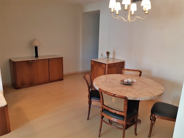 Apartamento com serviços e vista mar