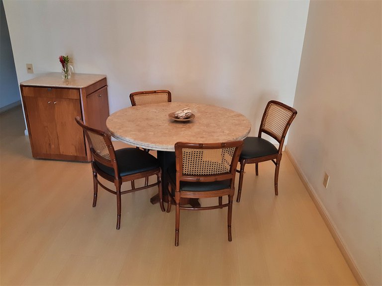 Apartamento com serviços e vista mar