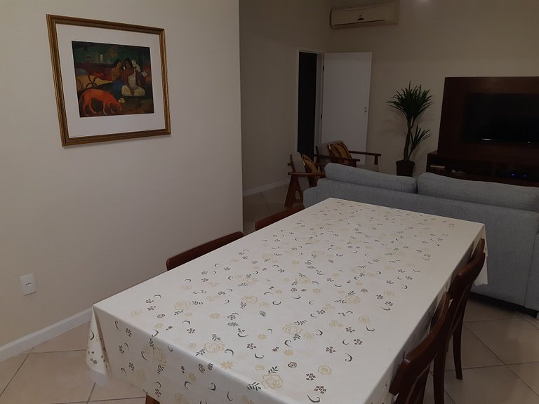 Charmoso apartamento a 1 quadra da praia