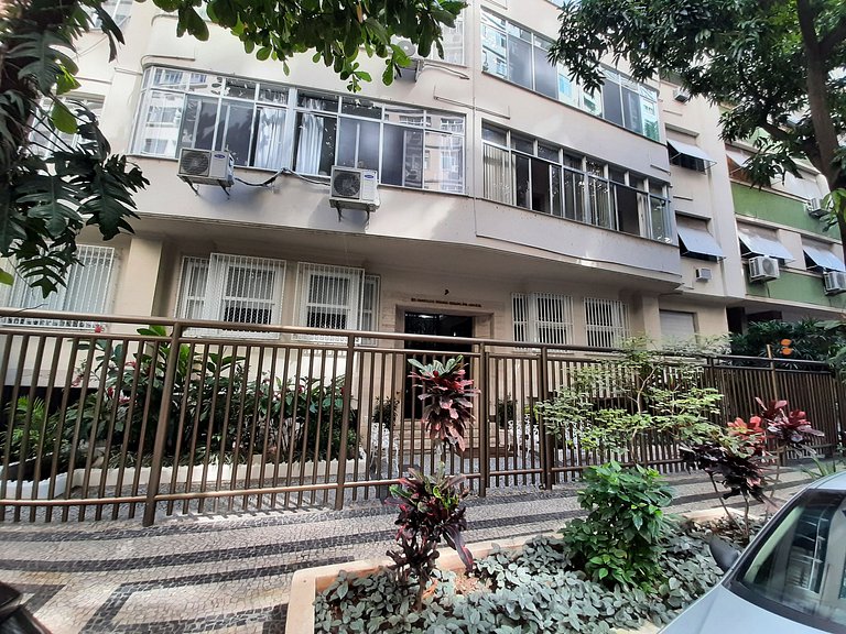 Renovated and roomy apartment 1 block from Copacabana beach