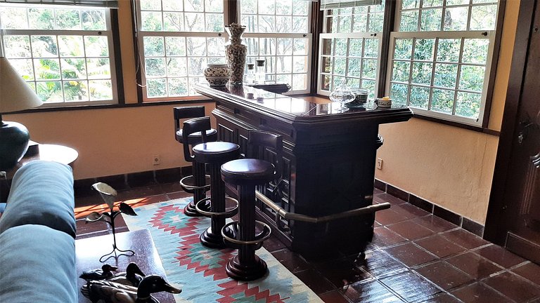 Linda casa colonial em meio a natureza
