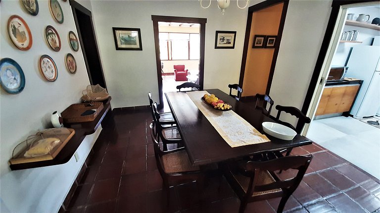 Linda casa colonial em meio a natureza