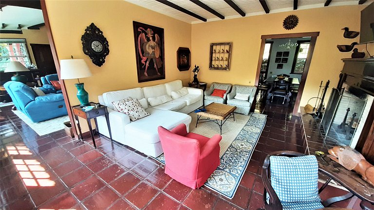 Linda casa colonial em meio a natureza