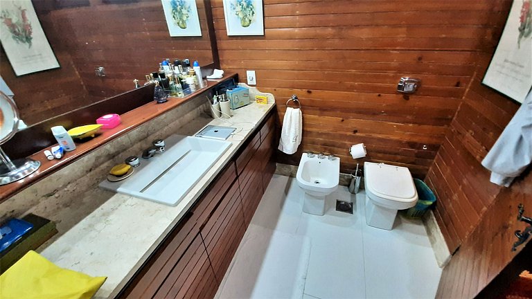 Linda casa colonial em meio a natureza