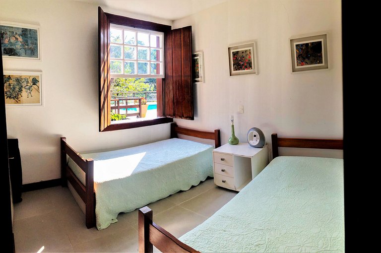 Linda casa colonial em meio a natureza