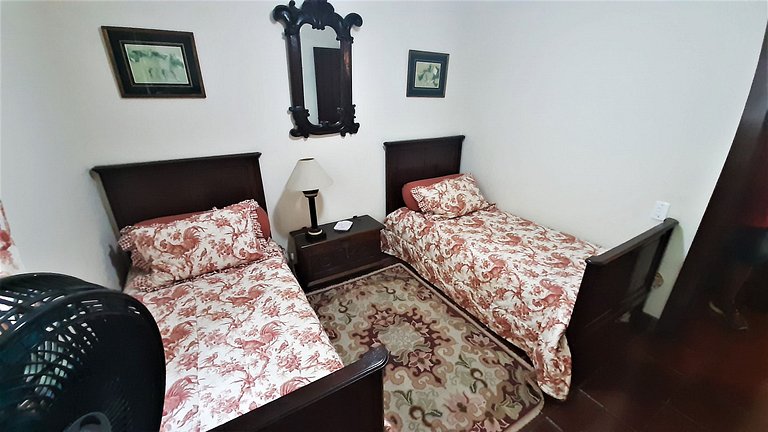 Linda casa colonial em meio a natureza