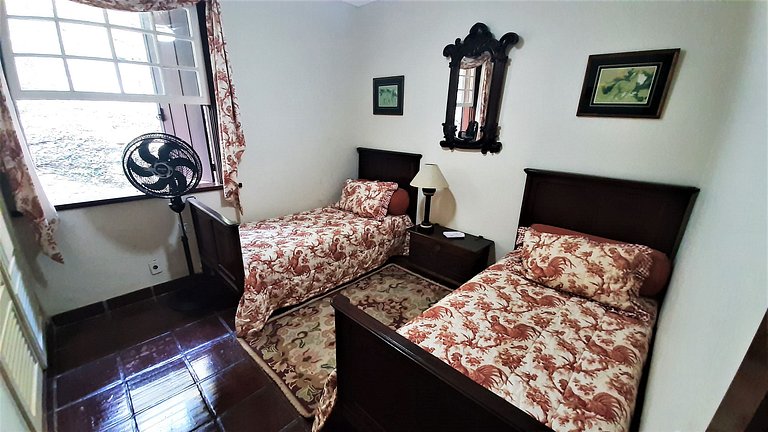 Linda casa colonial em meio a natureza