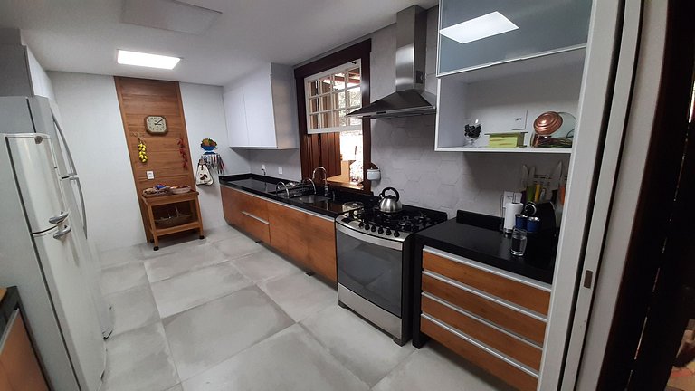 Linda casa colonial em meio a natureza