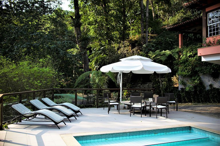 Gorgeous colonial house in the middle of nature
