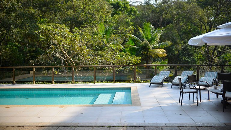 Gorgeous colonial house in the middle of nature