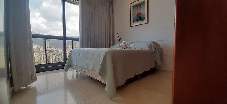 Apto con servicios, vista al mar y al Cristo