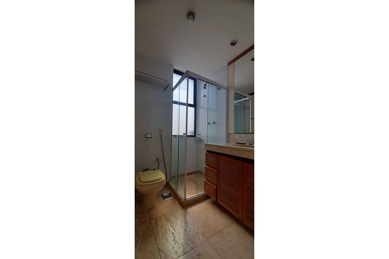 Apto con servicios, vista al mar y al Cristo