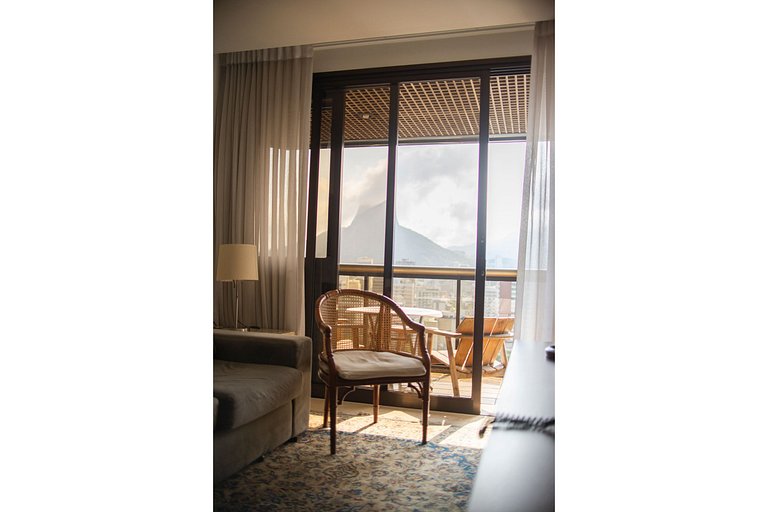 Apto com serviços e vista ao mar, Lagoa e Cristo