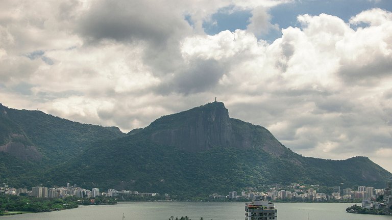 Apto com serviços e vista ao mar, Lagoa e Cristo