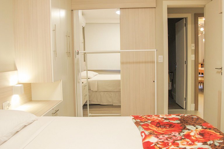 Apartamento luxo 1 quadra da praia C102