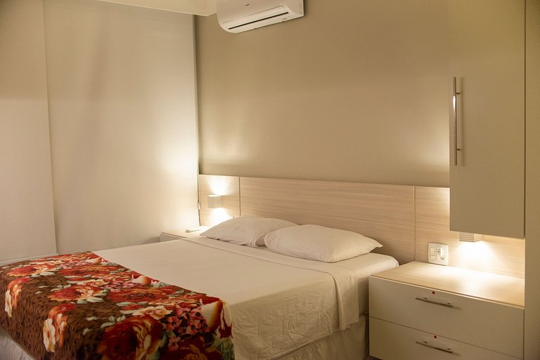 Renovated and roomy apartment 1 block from Copacabana beach