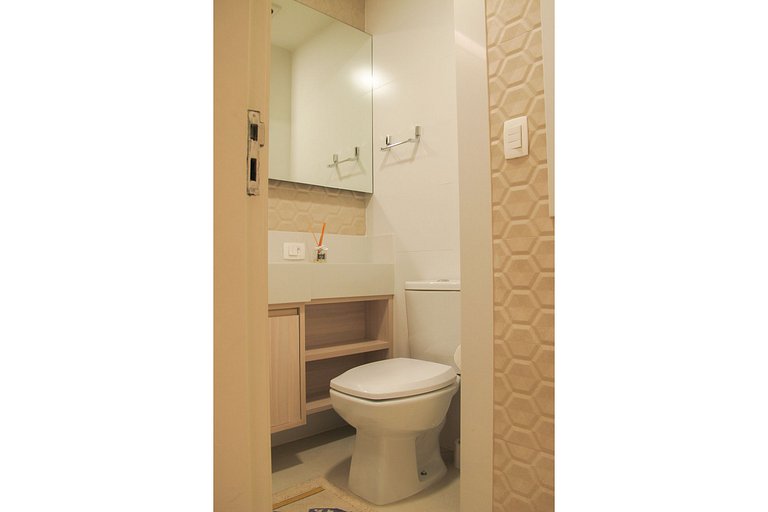 Renovated and roomy apartment 1 block from Copacabana beach