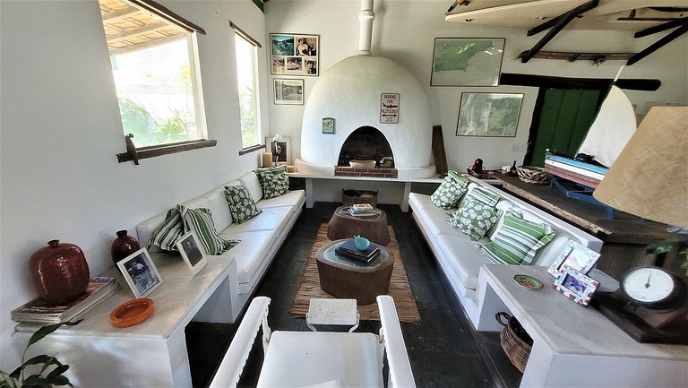 Linda casa com piscina a poucos passos da praia