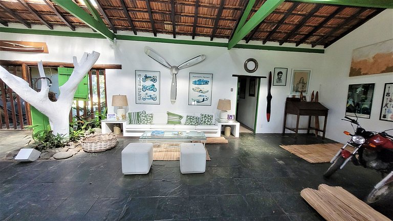 Linda casa com piscina a poucos passos da praia
