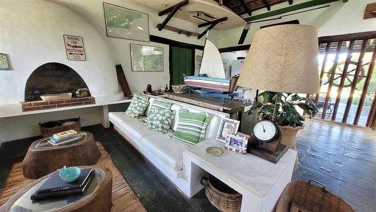 Linda casa com piscina a poucos passos da praia