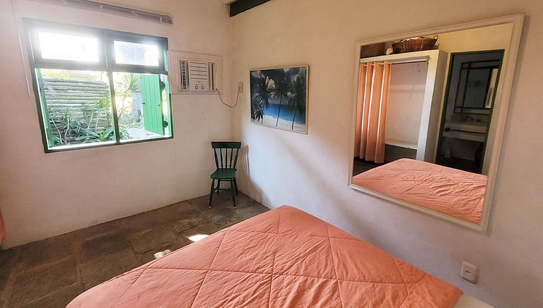 Linda casa com piscina a poucos passos da praia