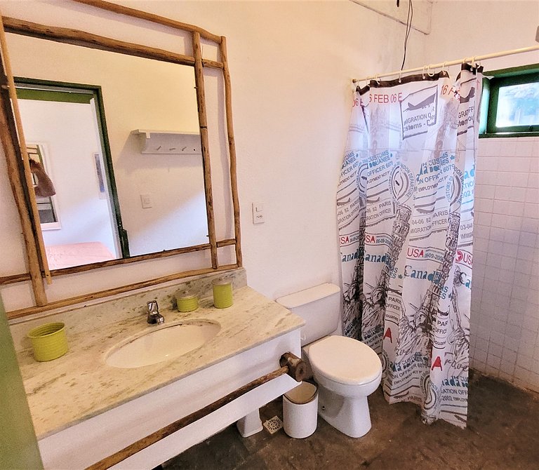 Linda casa com piscina a poucos passos da praia