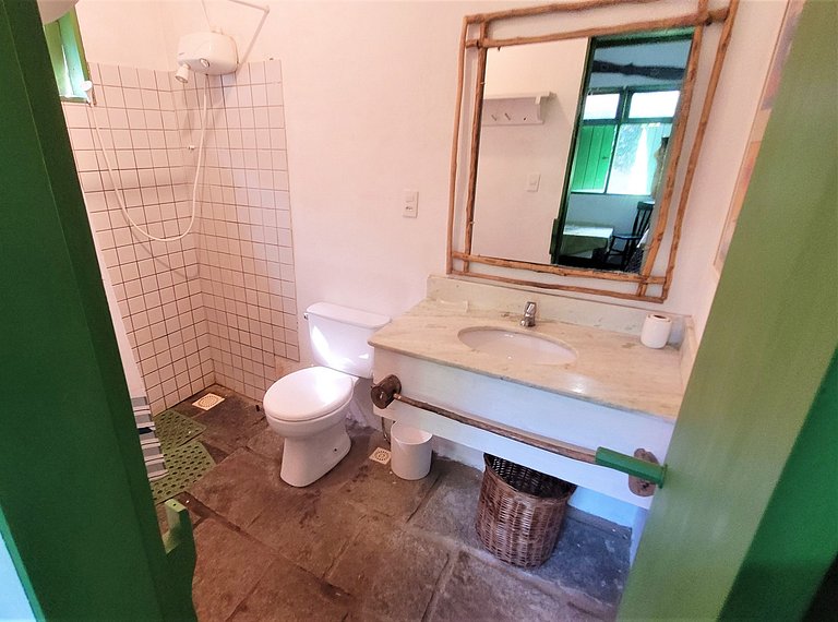 Linda casa com piscina a poucos passos da praia