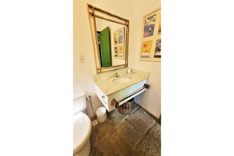 Linda casa com piscina a poucos passos da praia