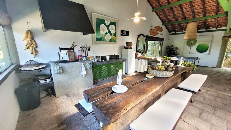 Linda casa com piscina a poucos passos da praia