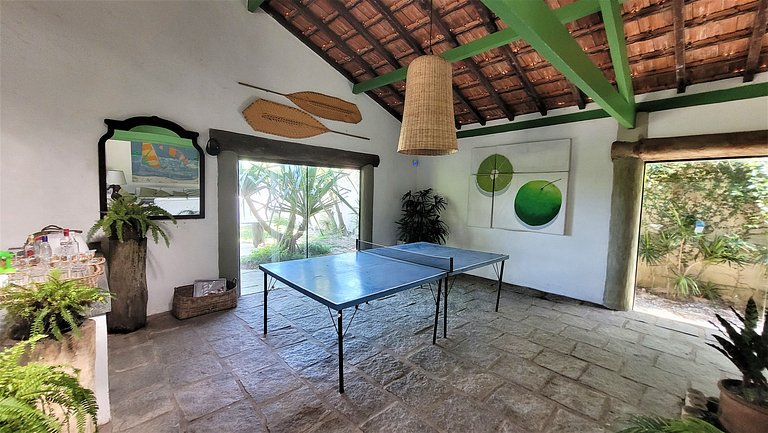 Linda casa com piscina a poucos passos da praia