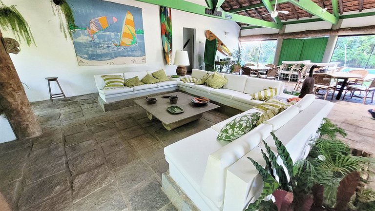 Linda casa com piscina a poucos passos da praia