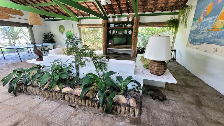 Linda casa com piscina a poucos passos da praia