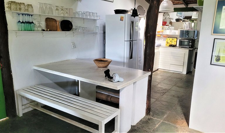Linda casa com piscina a poucos passos da praia