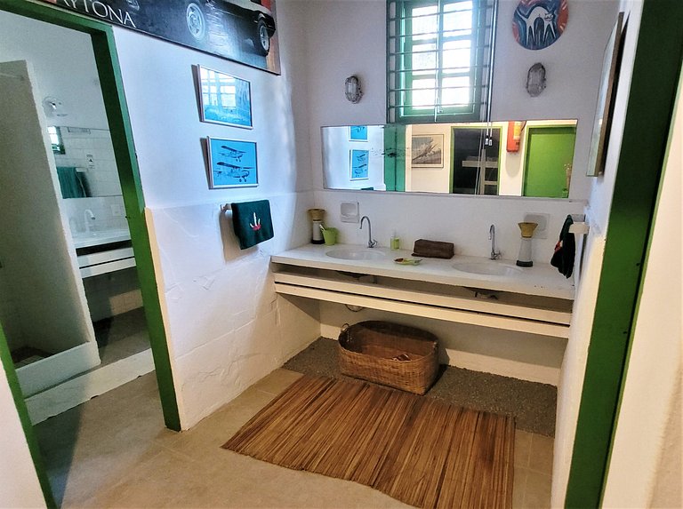 Linda casa com piscina a poucos passos da praia