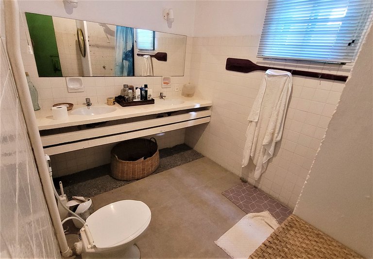 Linda casa com piscina a poucos passos da praia