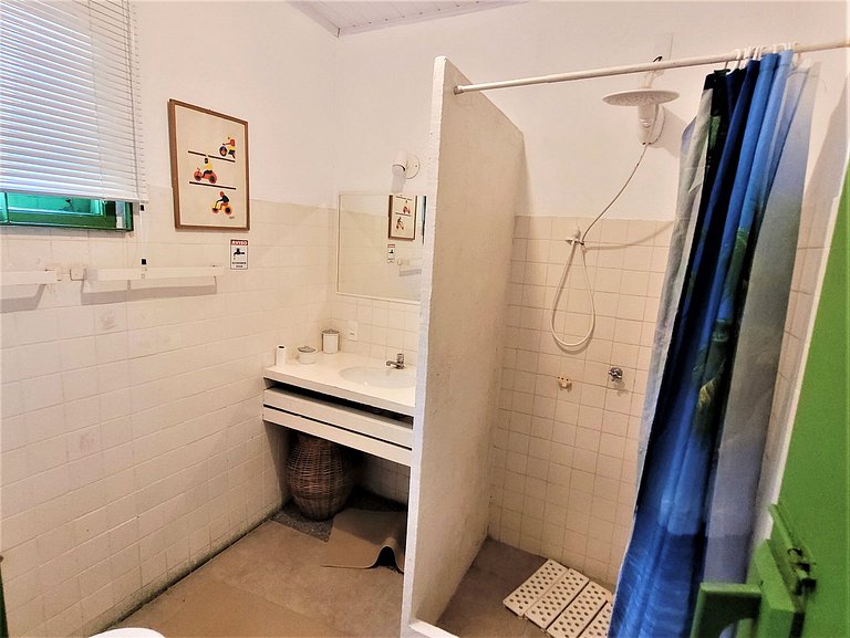 Linda casa com piscina a poucos passos da praia