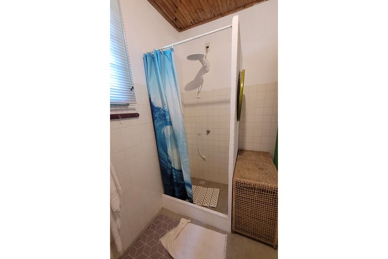 Linda casa com piscina a poucos passos da praia