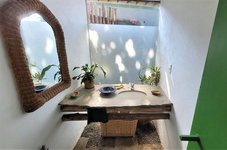 Linda casa com piscina a poucos passos da praia
