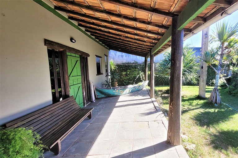 Linda casa com piscina a poucos passos da praia