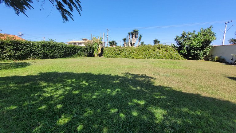 Linda casa com piscina a poucos passos da praia