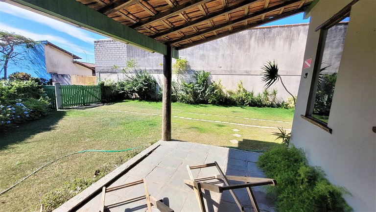 Linda casa com piscina a poucos passos da praia