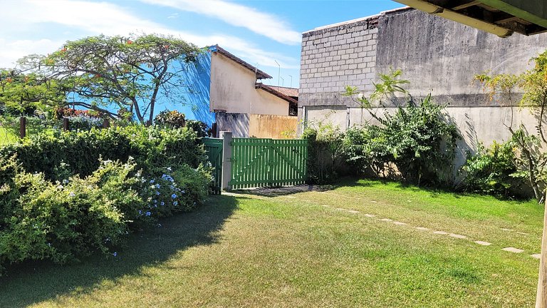 Linda casa com piscina a poucos passos da praia