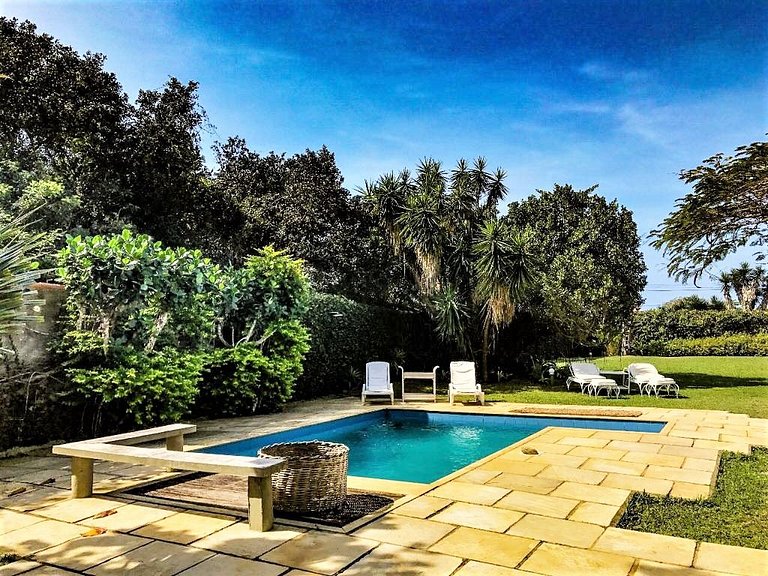 Linda casa com piscina a poucos passos da praia